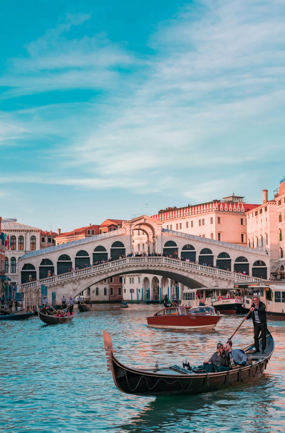 Canal de Veneza com gôndola